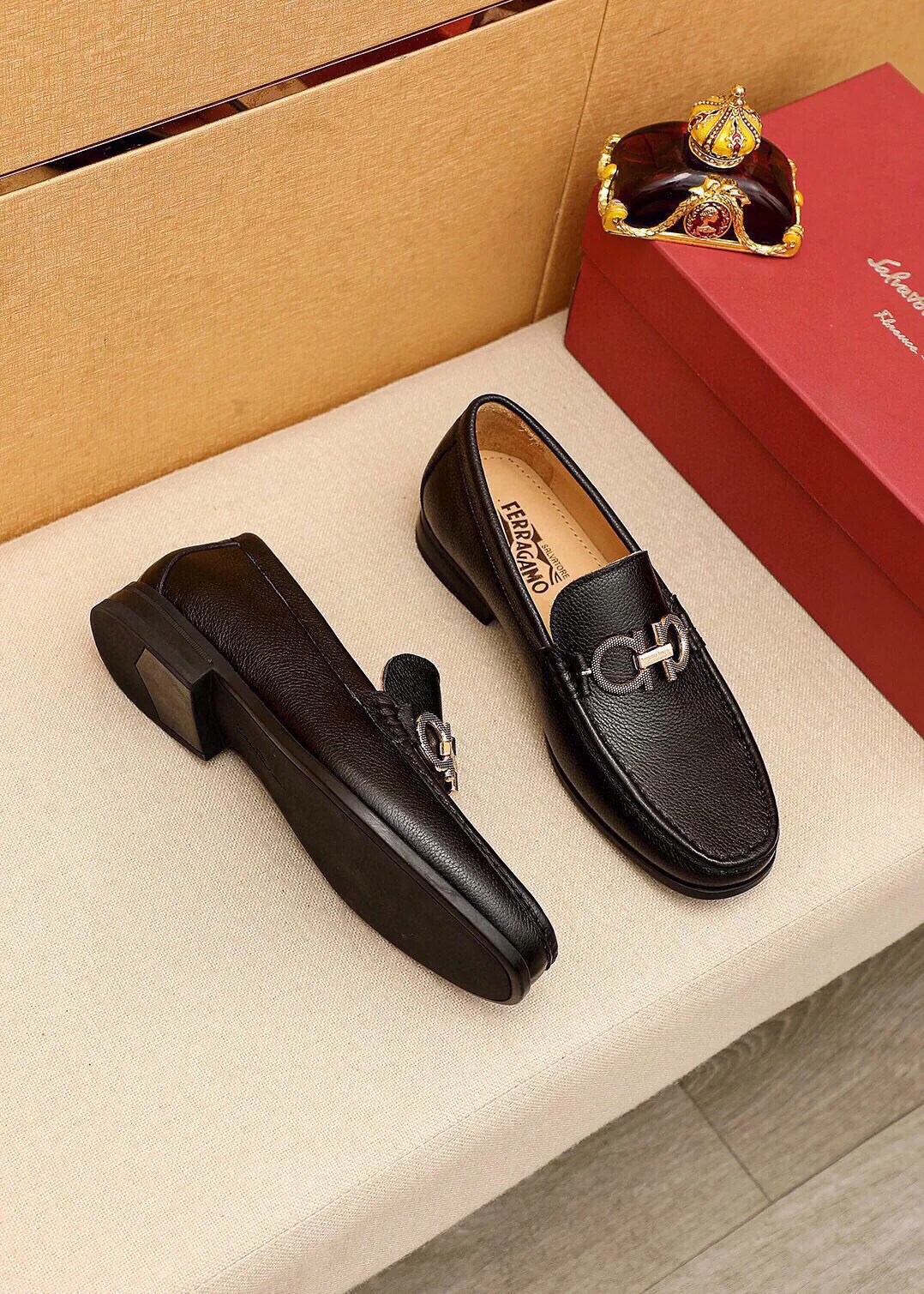 Men's shoes 💰480 💐 Product trademark: Ferragamo "Ferragamo" casual leather shoes Regular size: 38-44 (45🉑️customized) Product materials: Selected imported first-layer pebbled cowhide leather upper + luxury hardware buckle, imported water-dyed cowhide leather lining. Strong three-dimensional visual effect, original outsole color: 3⃣️seed leather materials available